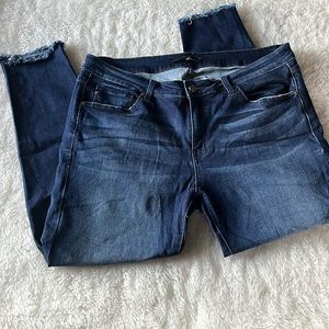 Kancan dark wash skinny zipper ankle jean released hem fringe size 33